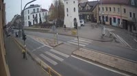 Une place avec une fontaine, des rues