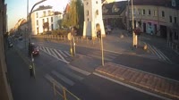 Una piazza con una fontana, strade