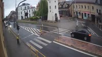 Una piazza con una fontana, strade