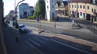 Una piazza con una fontana, strade