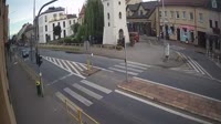 Une place avec une fontaine, des rues