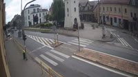 Una piazza con una fontana, strade