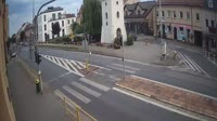 Una piazza con una fontana, strade