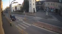 Una piazza con una fontana, strade